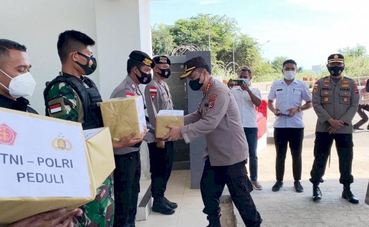 Kunjungi Motaain, Irwasda Polda NTT Serahkan Bingkisan untuk Penjaga Tapal Batas RI-RDTL