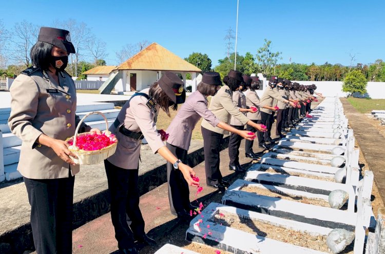 Jelang HUT Polwan ke 73, Srikandi Polwan Polres Belu Tabur Bunga di Taman Makam Pahlawan Seroja