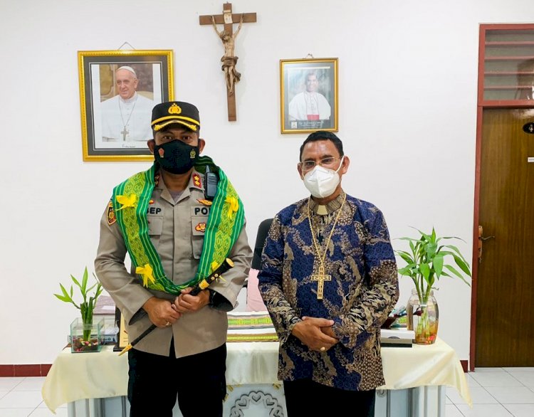 Minta Dukungan dan Doa Restu, Kapolres Belu Silaturahmi ke Kediaman Uskup Atambua