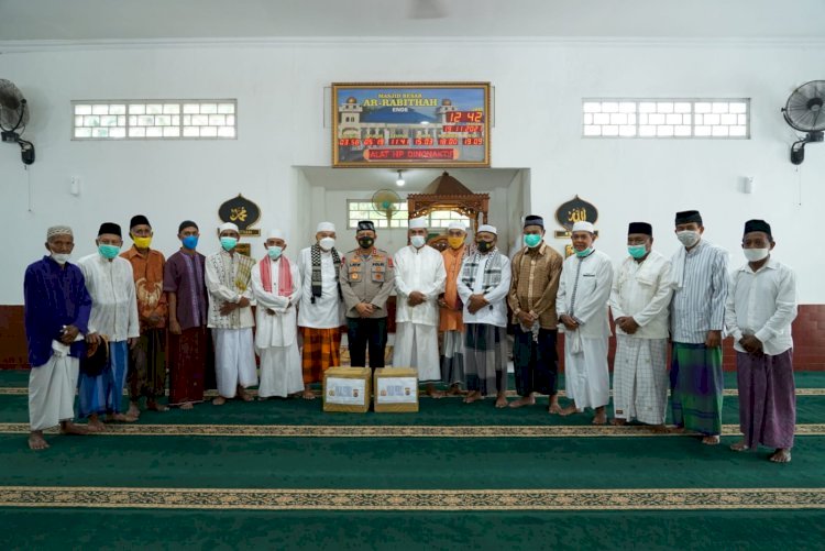 Usai Shalat Jumat, Kapolda NTT Berikan Tali Asih di Masjid Besar Ar-Rabithah Ende