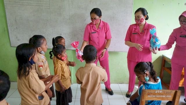 Beri Semangat, Ketua Bhayangkari Cabang Belu Hadiahi Bingkisan Untuk Pelajar SD yang Ikut Vaksinasi Covid-19