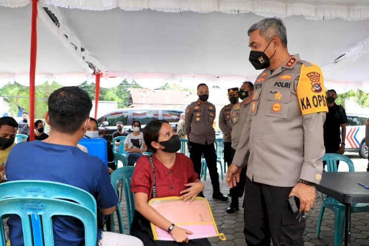 Tinjau Vaksinasi di Masjid Nurussa'adah Kota Kupang, Kapolda NTT Berharap Masyarakat Bersinergi Percepat Vaksinasi dan Disiplin Prokes