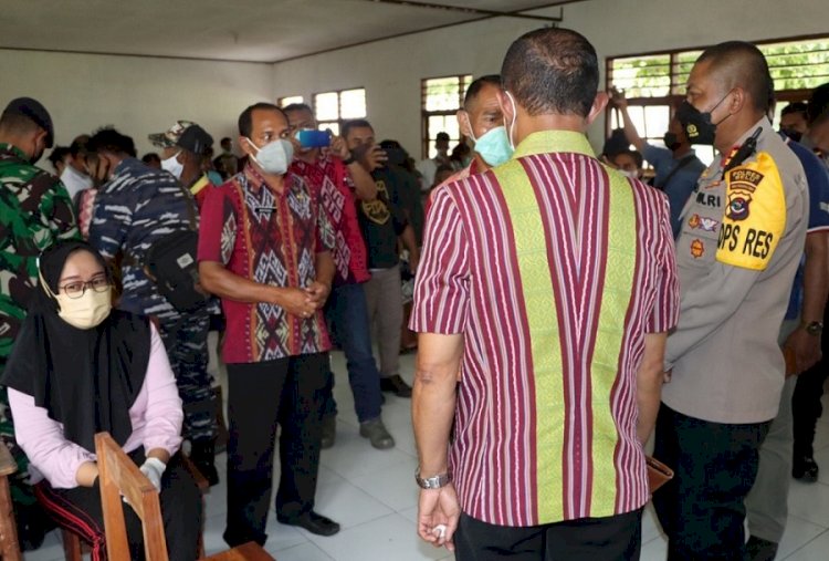 Vaksinasi Massal Serentak, Kapolres Belu Bersama Wakil Bupati Tinjau Pelaksanaan Vaksinasi di SDI Susuk
