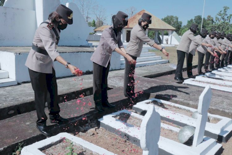 Jelang HUT Polwan RI ke 74, Srikandi Polwan Polres Belu Gelar Ziarah dan Tabur Bunga di Taman Makam Pahlawan Seroja