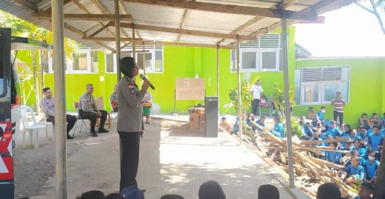 Turun Penyuluhan, Sat Binmas Polres Belu Imbau Ratusan Pelajar SMPN 2 Gunakan Medsos Secara Bijak