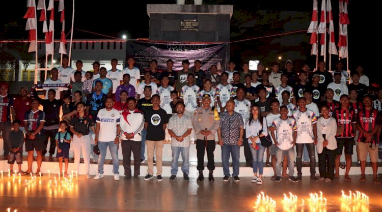 Pray For Kanjuruhan, Kapolres Belu Bersama Ratusan Pecinta Sepakbola di Tapal Batas Gelar Aksi 1000 Lilin dan Doa Bersama