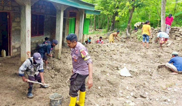 Tidak Peduli Kotor, Bhabinkamtibmas Kewar Polres Belu Gotong Royong Bersihkan Rumah Warga Terdampak Banjir