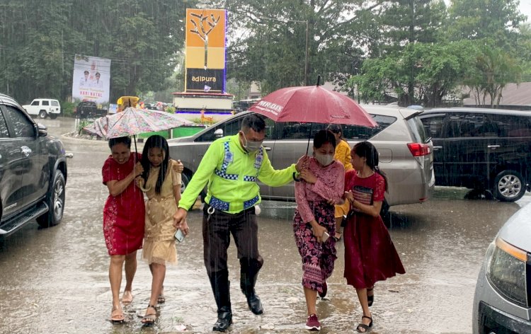 Ditengah Guyuran Hujan, Polres Belu Bersama Instansi Terkait Setia dan Siaga Amankan Misa Natal di Tapal Batas