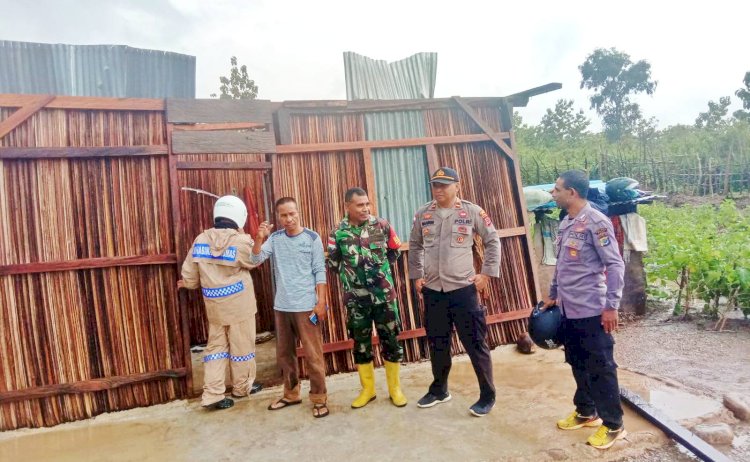 Siaga Bencana Alam, Kapolsek Tasifeto Timur Tinjau Rumah Warga Korban Angin Kencang di desa Manleten