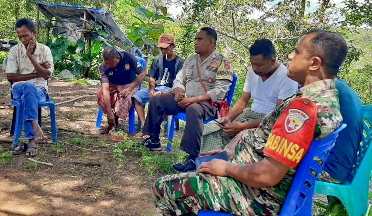 Sinergitas TNI Polri, Bhabinkamtibmas Umaklaran Polres Belu bersama Babinsa Sambangi Warga Beri Pesan Kamtibmas