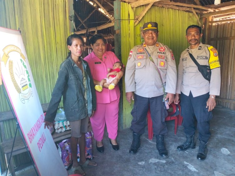 Peduli Masalah Stunting, Jajaran Polsek bersama Bhayangkari Ranting Kakuluk Mesak Beri Bantuan Sosial kepada Penderita Stunting di desa Leosama