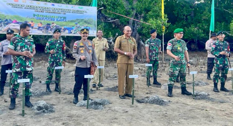 Dilaksanakan Serentak di Indonesia, Polres Belu Bersinergi dengan TNI dan Pemerintah Tanam Mangrove di Pesisir Pantai Raikatar