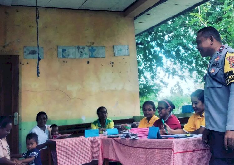 Sambang ke Posyandu, Bhabinkamtibmas Fatukbot Polres Belu Titip Pesan Kesehatan untuk Ibu-ibu