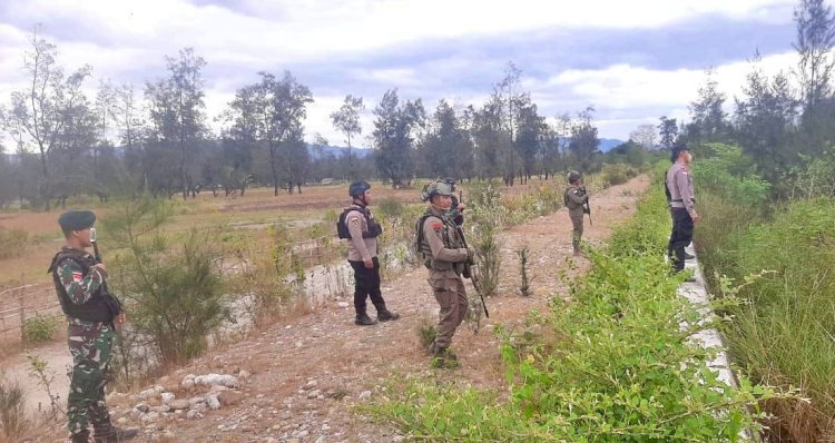 Cegah Tindak Kejahatan di Batas Negara, Personel Pos Pam Bulilalu Bersama TNI dan Brimob Gelar Patroli Perbatasan