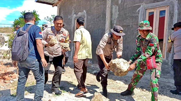 Sinergitas Sambut HUT Bhayangkara ke 77, Polsek Tasifeto Barat bersama TNI di Tapal Batas Kompak Kerja Bakti di Tempat Ibadah