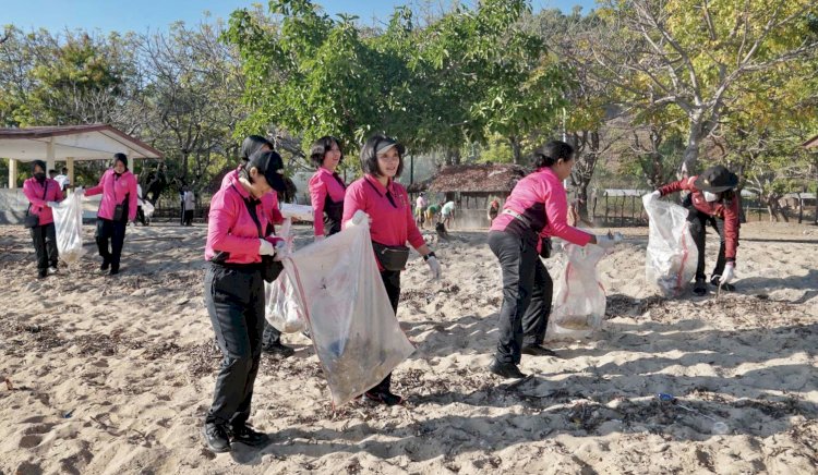 Dukung Gerakan Melawan Polusi Plastik, Kapolres Belu bersama Ketua Bhayangkari Pimpin Aksi Bersih Sampah di Tempat Wisata