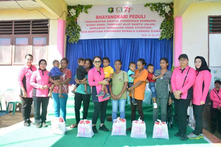 Ketua Umum Bhayangkari Ny. Juliati Sigit Prabowo Memberikan Bantuan Sosial dan Pengobatan Gratis di Kantor Camat Palue