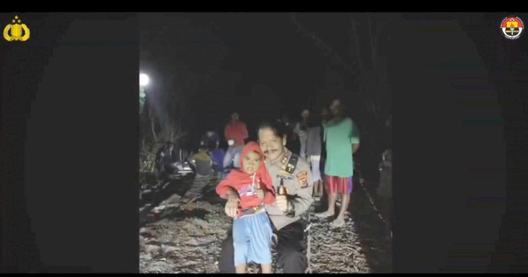 78 Tahun Belum Tersentuh Listrik, Kapolres Belu Turun Langsung Bantu 12 Lampu Solar Cell Untuk Warga Terpencil Dusun Korba’u, Tonton Videonya
