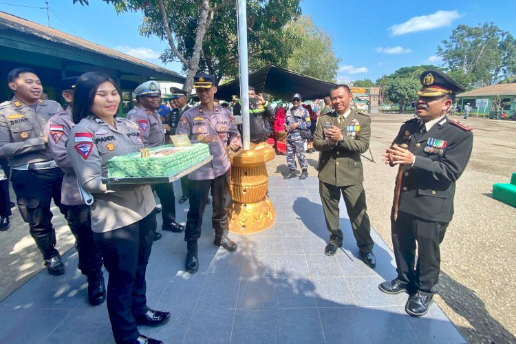 Beri Kejutan Manis di HUT TNI ke 78, Kapolres Belu Bawa Kue Ulang Tahun ke Markas Kodim 1605 Belu