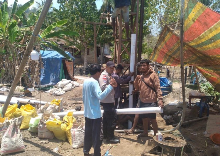 Masyarakat Pulau Palue Bersukacita: Sumur Bor Bantuan Kapolri dan Ketua Umum Bhayangkari Akhirnya Mengeluarkan Air Bersih.-