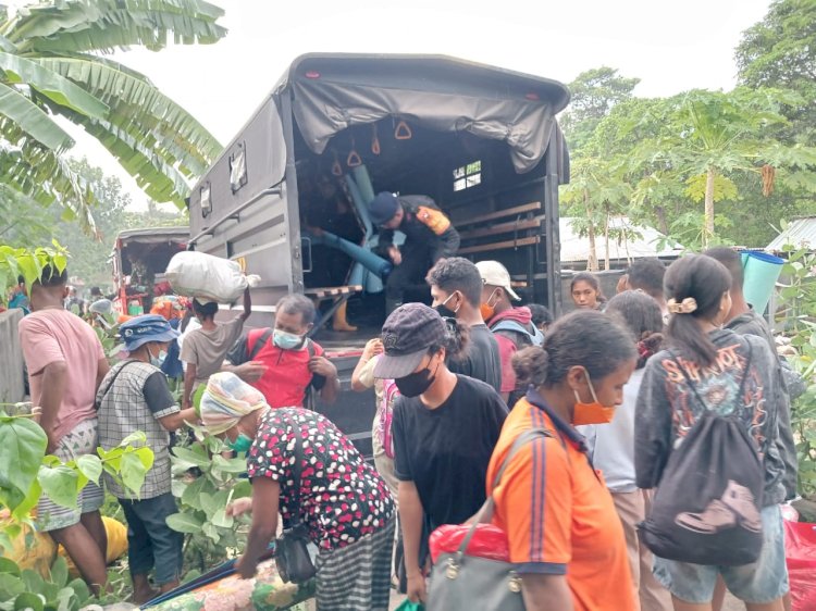 Tim SAR Brimob Polda NTT Evakuasi Warga Korban Erupsi Gunung Lewotobi di Desa Riang Rita.-