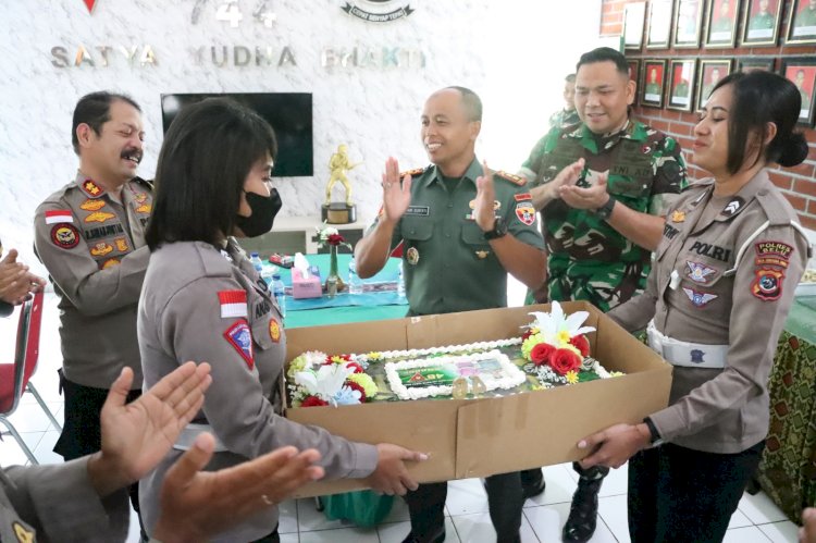 Wujud Sinergitas TNI Polri di Tapal Batas , Kapolres Belu Temui Danyon  Beri Ucapan Selamat Ulang Tahun Yonif RK 744/SYB ke 46