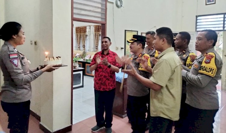 Kapolres Belu bersama Wakapolres dan Pejabat Utama Beri Kejutan Manis di Hari Ulang tahun Uskup Atambua
