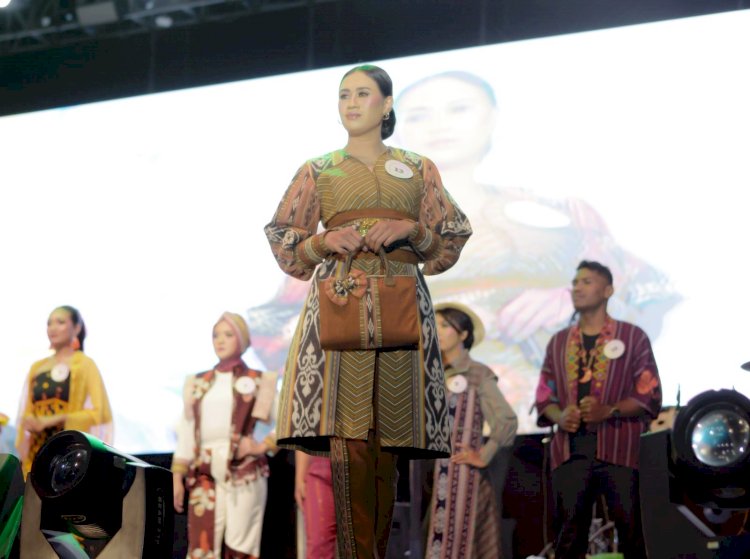 Dalam Balutan Kawin Campur, Briptu Meti Perwakilan Polres Belu Tampil Memukau di Lomba Fashion Show Pagelaran Budaya Bhayangkara 2024