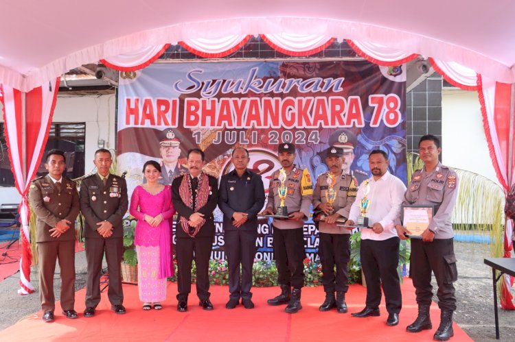 Rayakan Syukuran Hari Bhayangkara ke 78, Kapolres Belu Potong Tumpeng dan Serahkan Hadiah kepada Pemenang Lomba