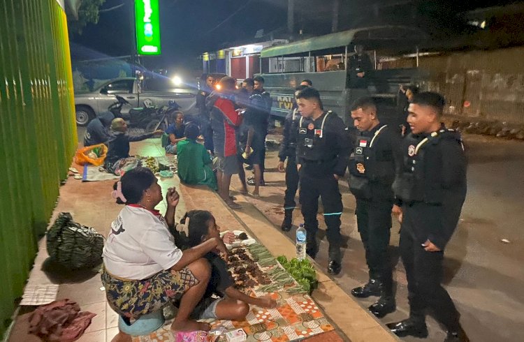 Cegah Gangguan Kamtibmas saat Patroli, Tim Perintis Samapta Polres Belu Imbau Pedagang Hati-hati Berjualan Hingga Larut Malam