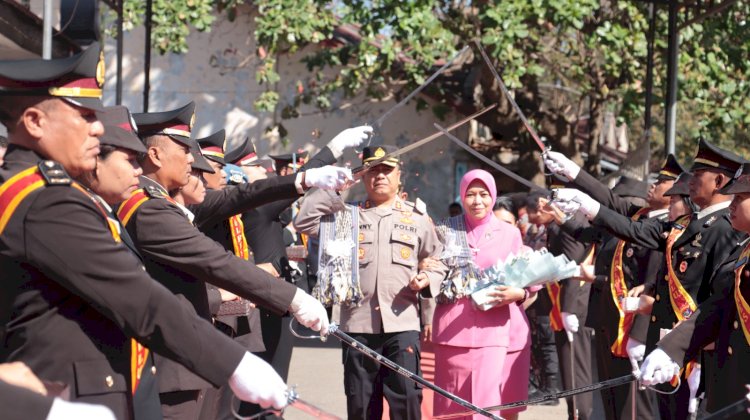 Jajar Kehormatan Hingga Tradisi Pedang Pora Sambut Kedatangan Pejabat Baru Kapolres Belu, AKBP Benny Miniani Arief dan Istri Ny.Lina Benny