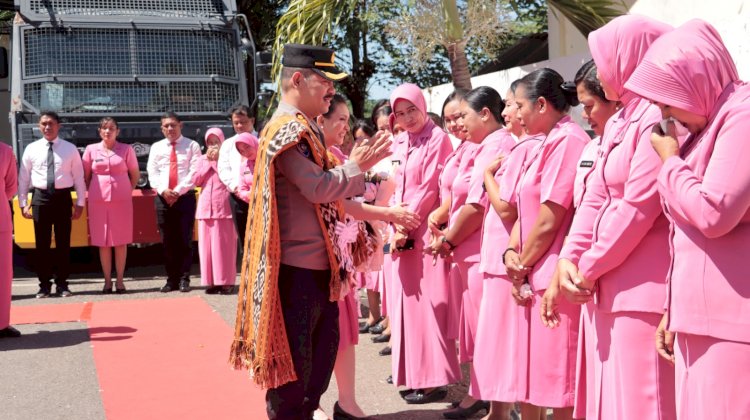 Penuh Haru, Kapolres Belu bersama Anggota dan Bhayangkari Lepas AKBP Richo Simanjuntak dan Istri Menuju Tempat Tugas yang Baru