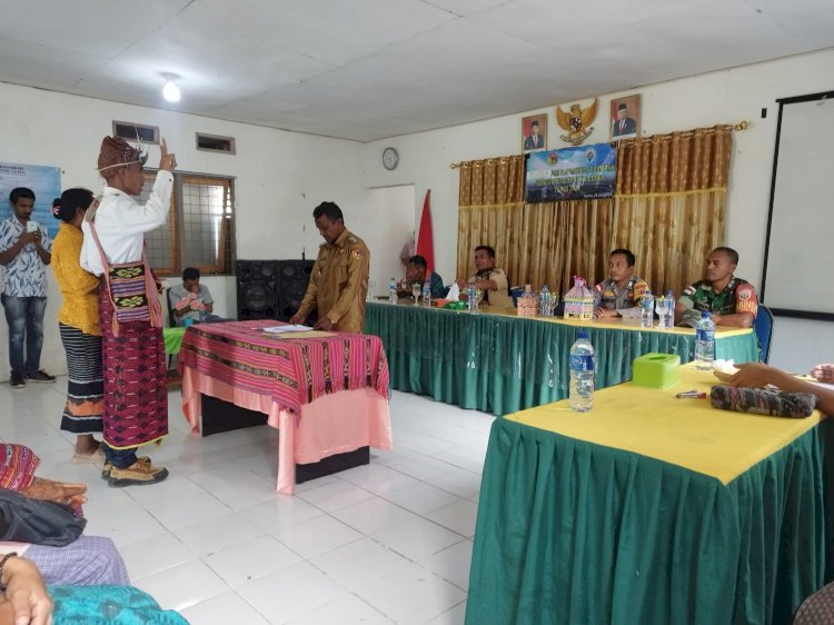 Bentuk Sinergitas, Bhabinkamtibmas Polsek Raihat Hadiri Pelantikan Sekretaris Desa Toheleten