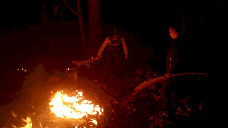 Gerak Cepat, Aparat Polsek Tasbar bersama Polhut Berjibaku Padamkan Kebakaran di Kawasan Hutan Lindung Nenuk