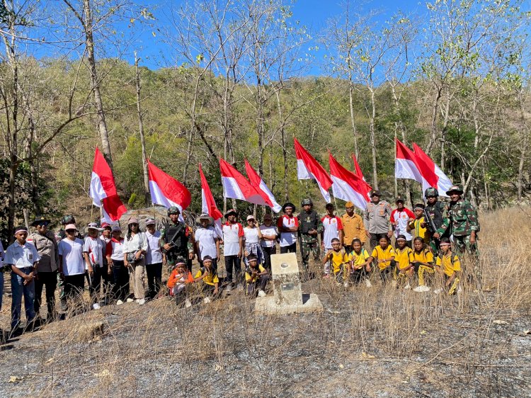 Wujud Cinta Tanah Air di HUT RI ke 79, Polsubsektor Fatubesi bersama TNI dan Veteran Berjalan Kaki Kibarkan Bendera Merah Putih di Patok Perbatasan