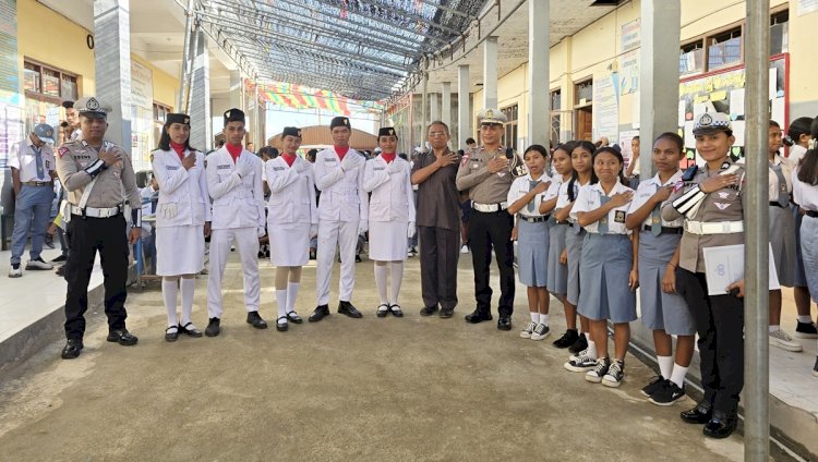 Jadi Pembina Upacara di Sekolah, Kanit Kamsel Sat Lantas Polres Belu Ajak Pelajar SMA Stella Gracia Patuhi Aturan Lalu Lintas