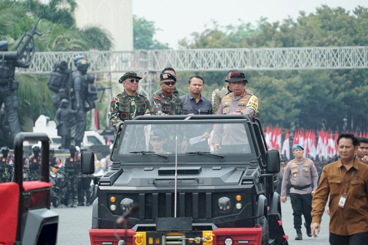 Kapolri Cek Gladi Bersih Apel Gelar Pasukan Pengamanan Pengambilan Sumpah Presiden dan Wapres RI