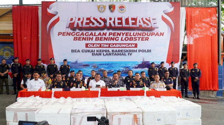 KONFERENSI PERS PENYELUDUPAN BENIH BENING LOBSTER SEBANYAK 237.305 BENIH BENING LOBSTER SENILAI 23,6 MILIAR RUPIAH