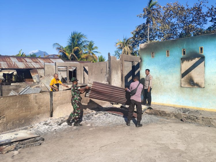 Personel Polres Flotim Bersama TNI Bantu Warga Bersihkan Puing Rumah di Desa Bugalima   