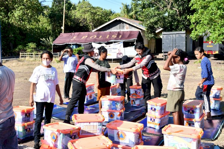 Polwan DitSamapta Polda NTT Bagikan Bansos ke Masyarakat Desa Bugalima       