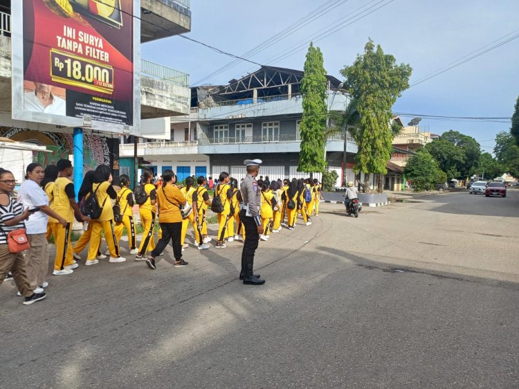 Jamin Situasi Kondusif Sekaligus Cegah Kemacetan, Sat Lantas Polres Belu Kawal dan Amankan Jalan Santai Peringati  Hari Jadi SMKN 1 Atambua