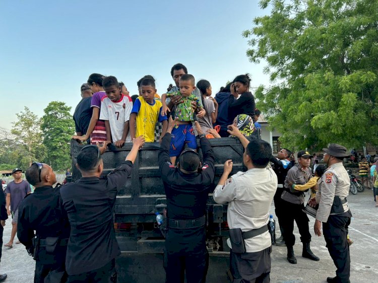 Polres Flotim dan BKO Brimob Sikka Gelar Bantuan Kemanusiaan untuk Pengungsi Erupsi Gunung Lewotobi    