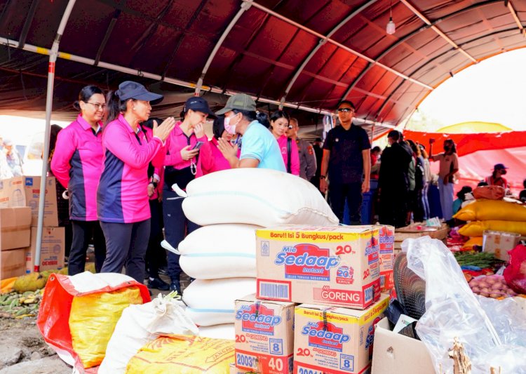 Ketua Umum Bhayangkari Bagikan Sembako untuk Pengungsi di Flores Timur