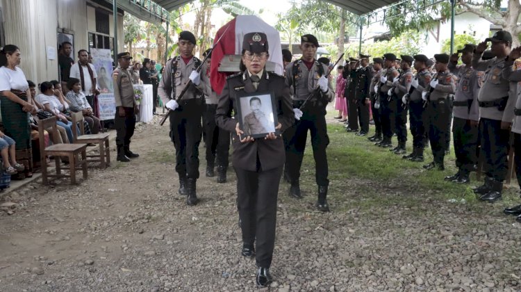 Lewat Upacara Kedinasan, Wakapolres Belu Beserta Staf Beri Penghormatan Terakhir untuk Almarhum Stanislaus Oka Djari