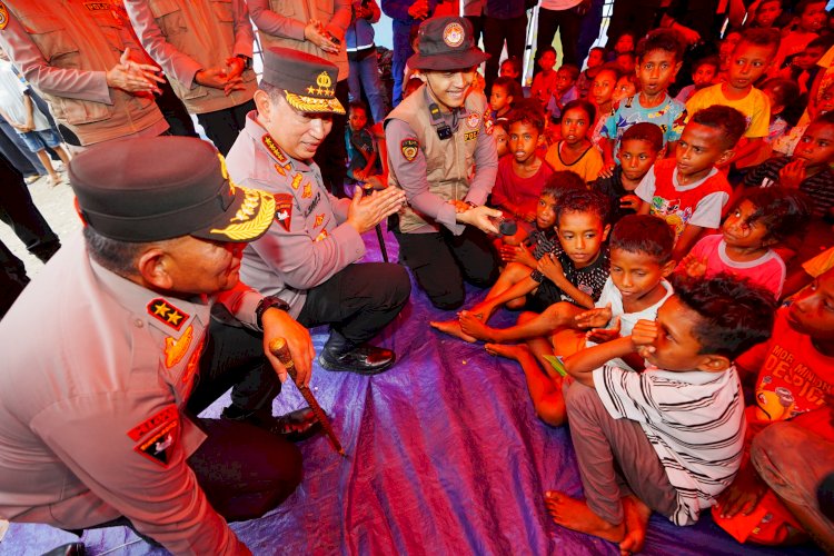 Tinjau Posko Pengungsian Erupsi Lewotobi, Kapolri Pastikan Pelayanan dan Kebutuhan Warga