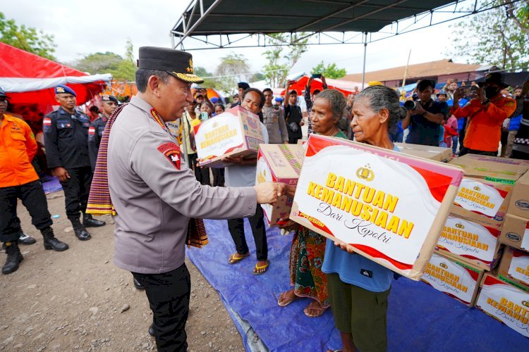 Tinjau Posko Pengungsian Lewolaga, Kapolri Semangati Lansia yang Sakit   