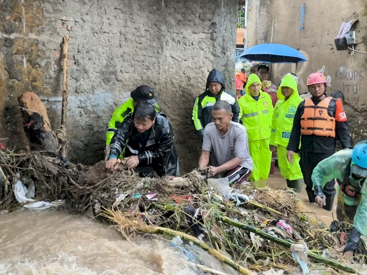 Banjir Bandang Terjang Sukabumi, Polri Evakuasi Ibu dan Bayi dari Gang Sempit