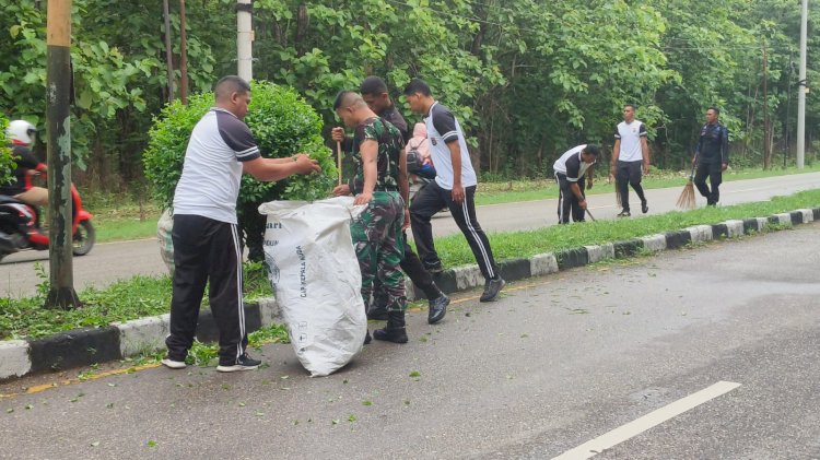 Peduli Lingkungan Yang Bersih dan Sehat, Polres Belu Bareng Brimob dan TNI Gelar Kerja Bakti di Batas Kota Sambut Hari Juang TNI AD