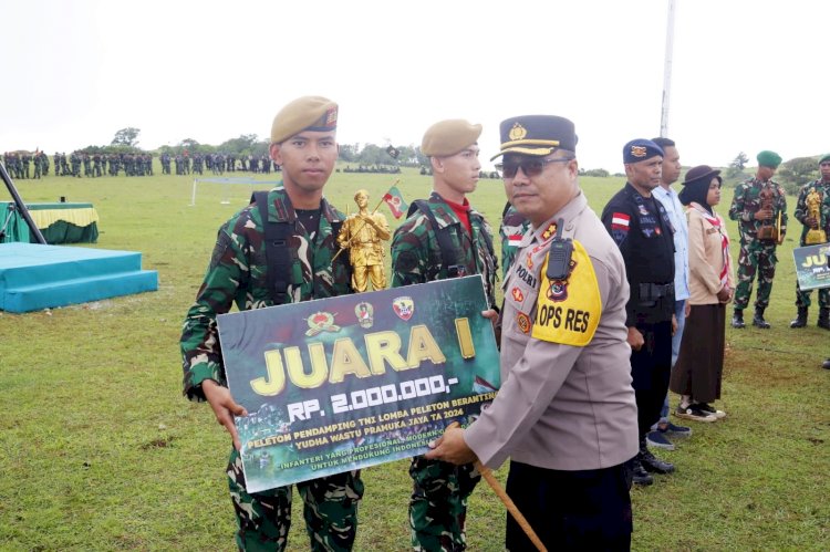 Hadir Upacara di Padang Fulan Fehan, Kapolres Belu Serahkan Hadiah kepada Pemenang Lomba Hari Juang Infanteri Ke-76