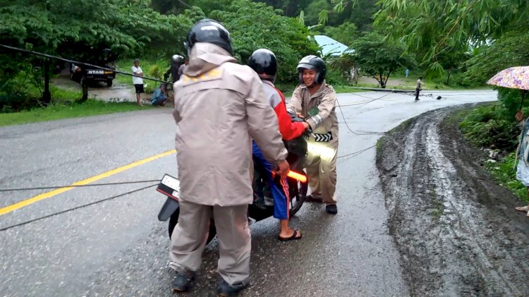 3 Tiang Listrik Tumbang Akibat Hujan Deras, Polsek Lasiolat Sigap Atur Lalu Lintas dan Imbau Pengendara untuk Berhati-hati